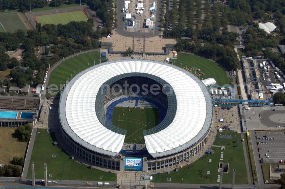 Aerial photograph Berlin - Blick auf das Berliner Olympiastadion, am Tag der Eröffnung der Leichtathletik WM 2009. Vom 15. bis 23. August 2009 findet in Berlin das weltgrößte Sportevent des Jahres 2009 statt - die Leichtathletik Weltmeisterschaft. Rund 1.800 Top-Athleten aus den 213 Mitgliedsverbänden des Weltverbandes IAAF treten im Kampf um die Medaillen in 47 Disziplinen im Berliner Olympiastadion an.