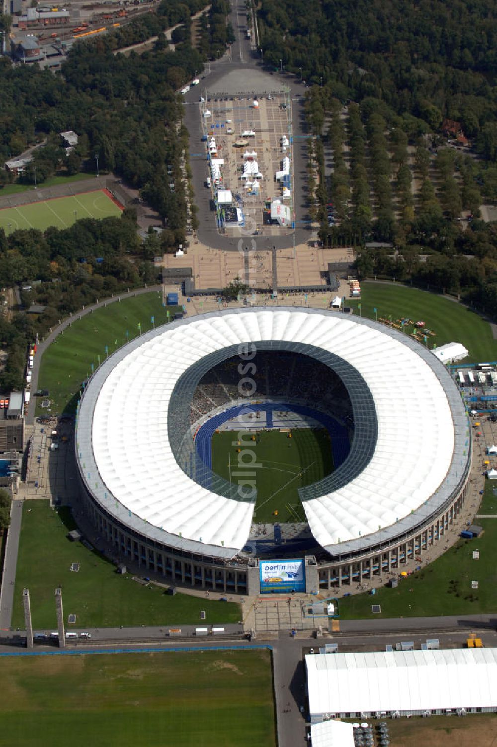 Berlin from above - Blick auf das Berliner Olympiastadion, am Tag der Eröffnung der Leichtathletik WM 2009. Vom 15. bis 23. August 2009 findet in Berlin das weltgrößte Sportevent des Jahres 2009 statt - die Leichtathletik Weltmeisterschaft. Rund 1.800 Top-Athleten aus den 213 Mitgliedsverbänden des Weltverbandes IAAF treten im Kampf um die Medaillen in 47 Disziplinen im Berliner Olympiastadion an.