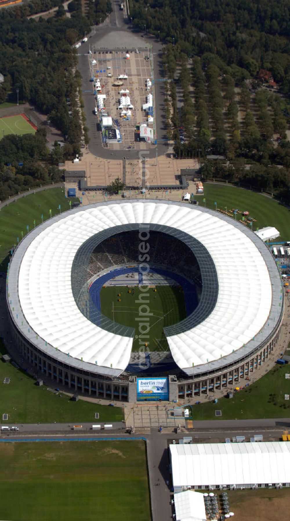 Berlin from the bird's eye view: Blick auf das Berliner Olympiastadion, am Tag der Eröffnung der Leichtathletik WM 2009. Vom 15. bis 23. August 2009 findet in Berlin das weltgrößte Sportevent des Jahres 2009 statt - die Leichtathletik Weltmeisterschaft. Rund 1.800 Top-Athleten aus den 213 Mitgliedsverbänden des Weltverbandes IAAF treten im Kampf um die Medaillen in 47 Disziplinen im Berliner Olympiastadion an.