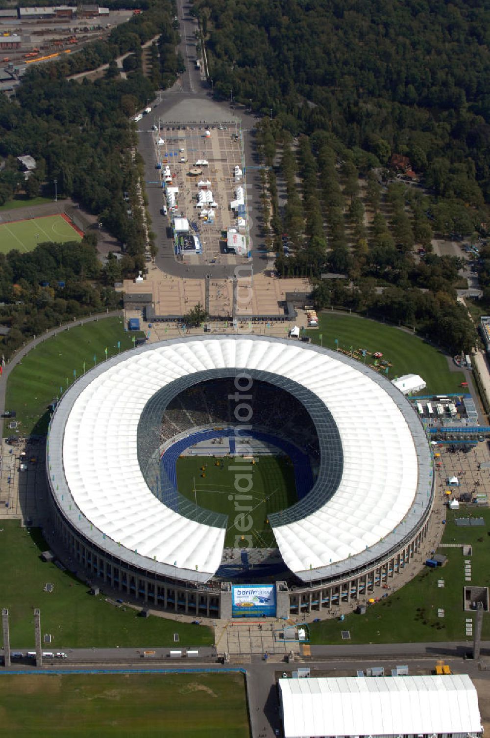 Aerial image Berlin - Blick auf das Berliner Olympiastadion, am Tag der Eröffnung der Leichtathletik WM 2009. Vom 15. bis 23. August 2009 findet in Berlin das weltgrößte Sportevent des Jahres 2009 statt - die Leichtathletik Weltmeisterschaft. Rund 1.800 Top-Athleten aus den 213 Mitgliedsverbänden des Weltverbandes IAAF treten im Kampf um die Medaillen in 47 Disziplinen im Berliner Olympiastadion an.