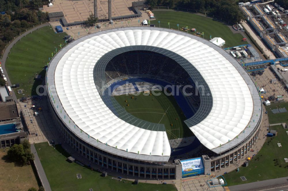 Aerial photograph Berlin - Blick auf das Berliner Olympiastadion, am Tag der Eröffnung der Leichtathletik WM 2009. Vom 15. bis 23. August 2009 findet in Berlin das weltgrößte Sportevent des Jahres 2009 statt - die Leichtathletik Weltmeisterschaft. Rund 1.800 Top-Athleten aus den 213 Mitgliedsverbänden des Weltverbandes IAAF treten im Kampf um die Medaillen in 47 Disziplinen im Berliner Olympiastadion an.