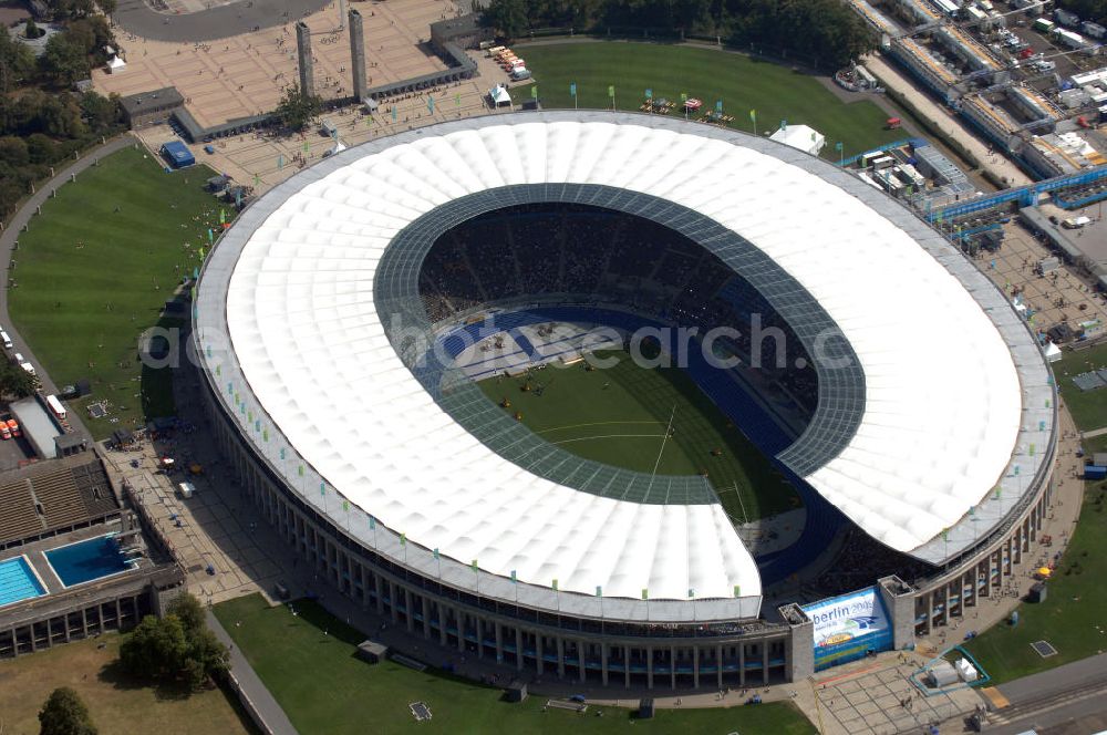 Berlin from above - Blick auf das Berliner Olympiastadion, am Tag der Eröffnung der Leichtathletik WM 2009. Vom 15. bis 23. August 2009 findet in Berlin das weltgrößte Sportevent des Jahres 2009 statt - die Leichtathletik Weltmeisterschaft. Rund 1.800 Top-Athleten aus den 213 Mitgliedsverbänden des Weltverbandes IAAF treten im Kampf um die Medaillen in 47 Disziplinen im Berliner Olympiastadion an.