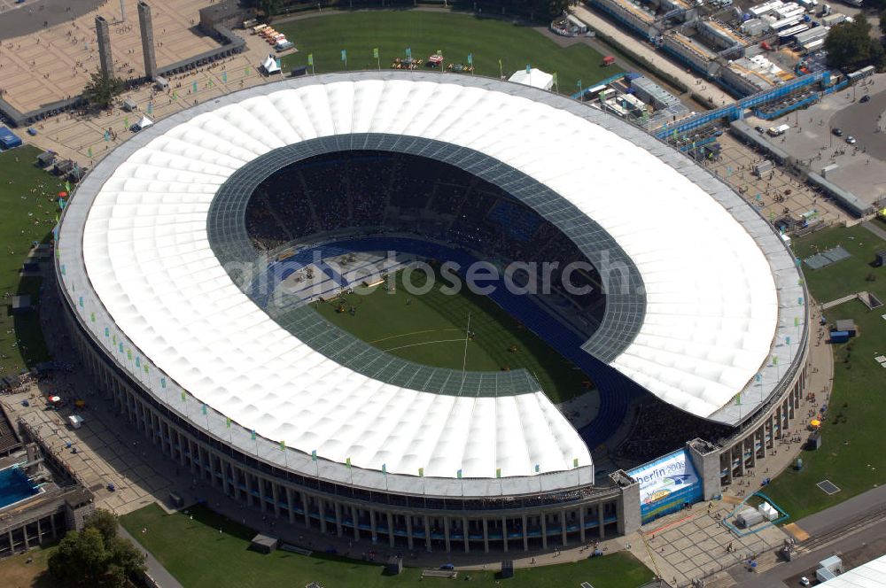 Berlin from the bird's eye view: Blick auf das Berliner Olympiastadion, am Tag der Eröffnung der Leichtathletik WM 2009. Vom 15. bis 23. August 2009 findet in Berlin das weltgrößte Sportevent des Jahres 2009 statt - die Leichtathletik Weltmeisterschaft. Rund 1.800 Top-Athleten aus den 213 Mitgliedsverbänden des Weltverbandes IAAF treten im Kampf um die Medaillen in 47 Disziplinen im Berliner Olympiastadion an.