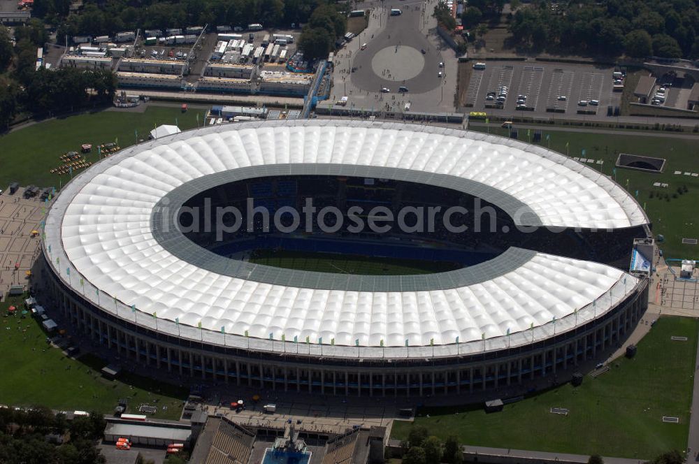 Berlin from above - Blick auf das Berliner Olympiastadion, am Tag der Eröffnung der Leichtathletik WM 2009. Vom 15. bis 23. August 2009 findet in Berlin das weltgrößte Sportevent des Jahres 2009 statt - die Leichtathletik Weltmeisterschaft. Rund 1.800 Top-Athleten aus den 213 Mitgliedsverbänden des Weltverbandes IAAF treten im Kampf um die Medaillen in 47 Disziplinen im Berliner Olympiastadion an.