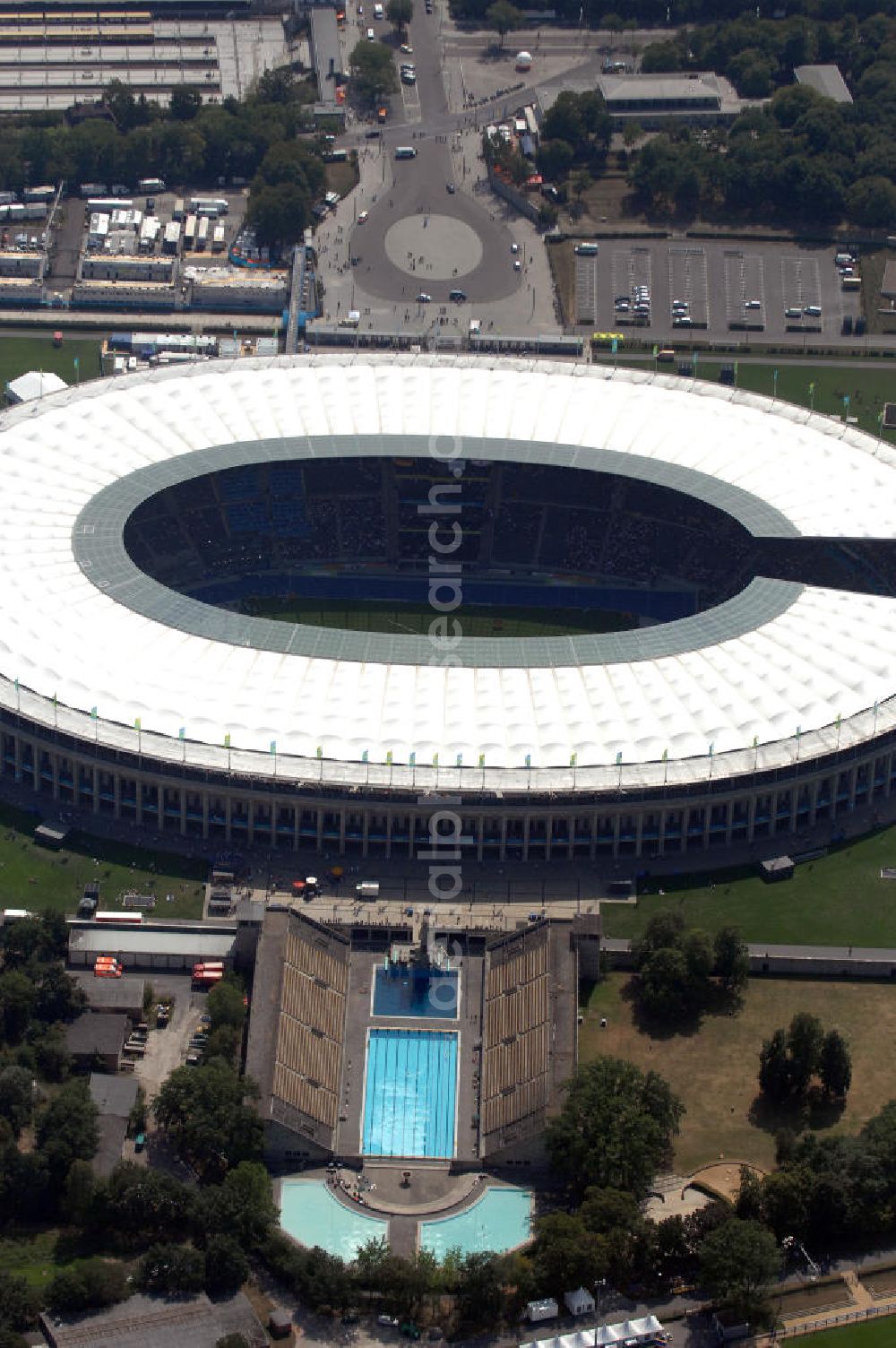 Aerial image Berlin - Blick auf das Berliner Olympiastadion, am Tag der Eröffnung der Leichtathletik WM 2009. Vom 15. bis 23. August 2009 findet in Berlin das weltgrößte Sportevent des Jahres 2009 statt - die Leichtathletik Weltmeisterschaft. Rund 1.800 Top-Athleten aus den 213 Mitgliedsverbänden des Weltverbandes IAAF treten im Kampf um die Medaillen in 47 Disziplinen im Berliner Olympiastadion an.