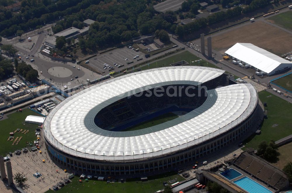 Aerial photograph Berlin - Blick auf das Berliner Olympiastadion, am Tag der Eröffnung der Leichtathletik WM 2009. Vom 15. bis 23. August 2009 findet in Berlin das weltgrößte Sportevent des Jahres 2009 statt - die Leichtathletik Weltmeisterschaft. Rund 1.800 Top-Athleten aus den 213 Mitgliedsverbänden des Weltverbandes IAAF treten im Kampf um die Medaillen in 47 Disziplinen im Berliner Olympiastadion an.