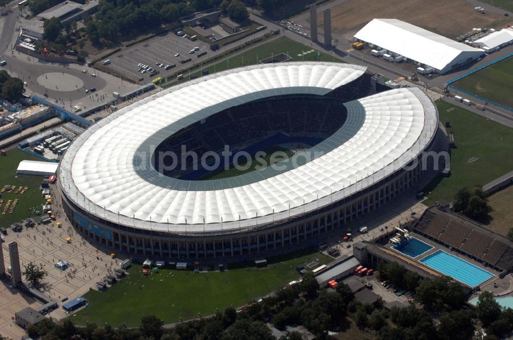 Berlin from above - Blick auf das Berliner Olympiastadion, am Tag der Eröffnung der Leichtathletik WM 2009. Vom 15. bis 23. August 2009 findet in Berlin das weltgrößte Sportevent des Jahres 2009 statt - die Leichtathletik Weltmeisterschaft. Rund 1.800 Top-Athleten aus den 213 Mitgliedsverbänden des Weltverbandes IAAF treten im Kampf um die Medaillen in 47 Disziplinen im Berliner Olympiastadion an.