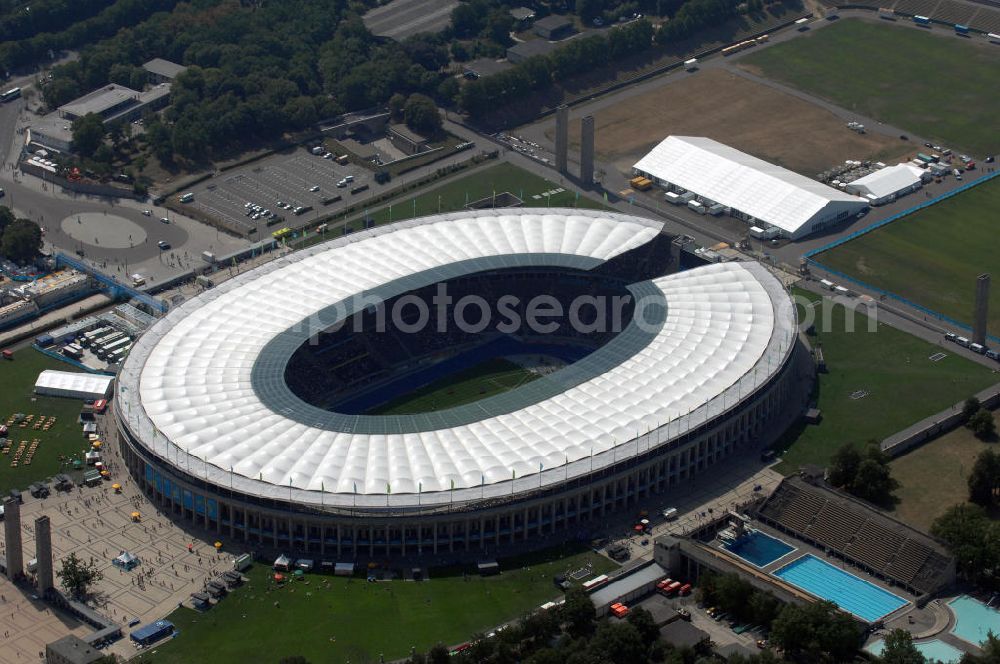 Berlin from the bird's eye view: Blick auf das Berliner Olympiastadion, am Tag der Eröffnung der Leichtathletik WM 2009. Vom 15. bis 23. August 2009 findet in Berlin das weltgrößte Sportevent des Jahres 2009 statt - die Leichtathletik Weltmeisterschaft. Rund 1.800 Top-Athleten aus den 213 Mitgliedsverbänden des Weltverbandes IAAF treten im Kampf um die Medaillen in 47 Disziplinen im Berliner Olympiastadion an.