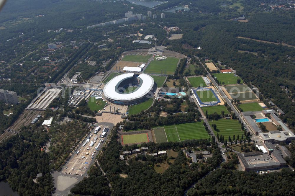 Aerial image Berlin - Blick auf das Berliner Olympiastadion, am Tag der Eröffnung der Leichtathletik WM 2009. Vom 15. bis 23. August 2009 findet in Berlin das weltgrößte Sportevent des Jahres 2009 statt - die Leichtathletik Weltmeisterschaft. Rund 1.800 Top-Athleten aus den 213 Mitgliedsverbänden des Weltverbandes IAAF treten im Kampf um die Medaillen in 47 Disziplinen im Berliner Olympiastadion an.