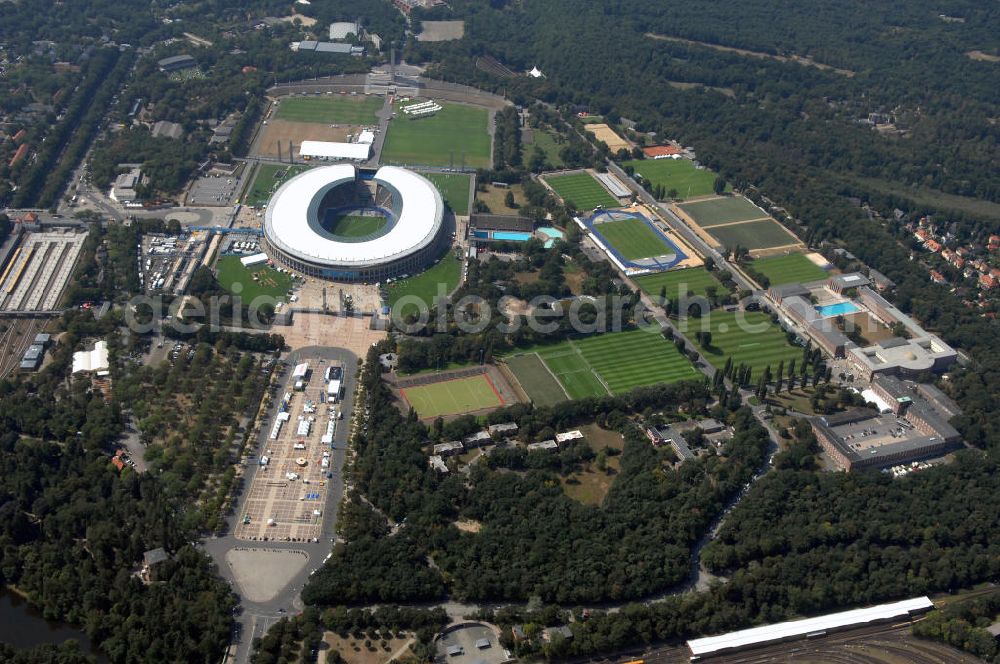 Aerial photograph Berlin - Blick auf das Berliner Olympiastadion, am Tag der Eröffnung der Leichtathletik WM 2009. Vom 15. bis 23. August 2009 findet in Berlin das weltgrößte Sportevent des Jahres 2009 statt - die Leichtathletik Weltmeisterschaft. Rund 1.800 Top-Athleten aus den 213 Mitgliedsverbänden des Weltverbandes IAAF treten im Kampf um die Medaillen in 47 Disziplinen im Berliner Olympiastadion an.