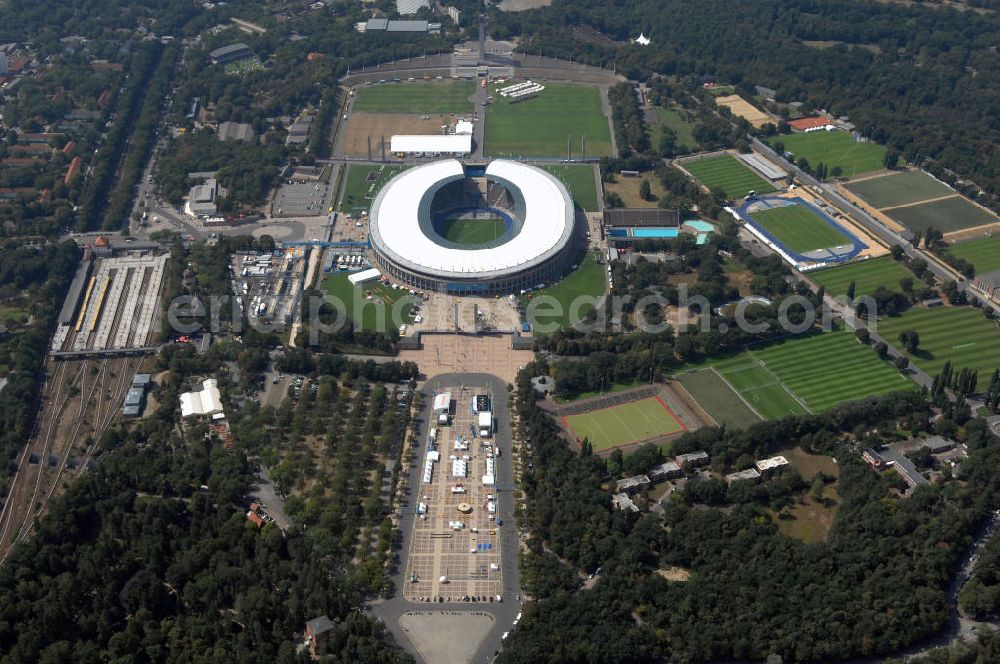 Berlin from above - Blick auf das Berliner Olympiastadion, am Tag der Eröffnung der Leichtathletik WM 2009. Vom 15. bis 23. August 2009 findet in Berlin das weltgrößte Sportevent des Jahres 2009 statt - die Leichtathletik Weltmeisterschaft. Rund 1.800 Top-Athleten aus den 213 Mitgliedsverbänden des Weltverbandes IAAF treten im Kampf um die Medaillen in 47 Disziplinen im Berliner Olympiastadion an.