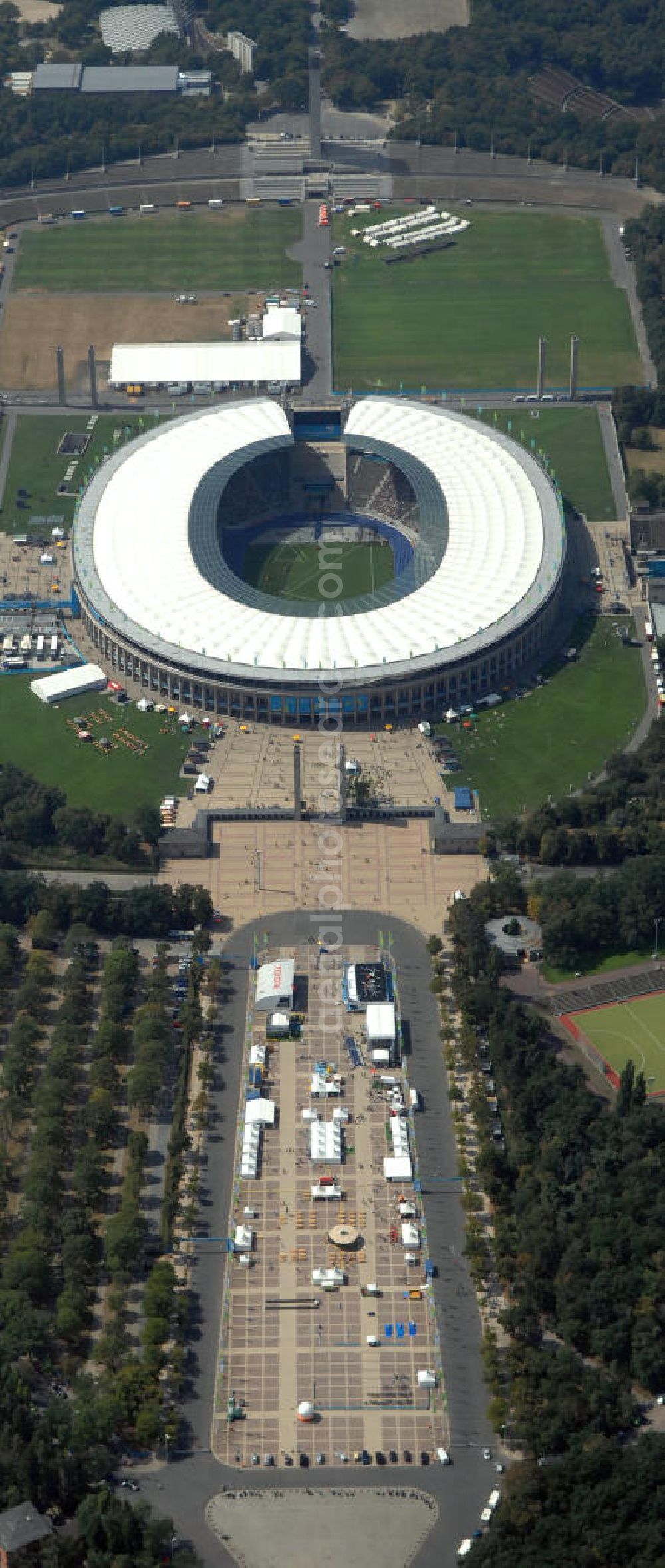 Berlin from the bird's eye view: Blick auf das Berliner Olympiastadion, am Tag der Eröffnung der Leichtathletik WM 2009. Vom 15. bis 23. August 2009 findet in Berlin das weltgrößte Sportevent des Jahres 2009 statt - die Leichtathletik Weltmeisterschaft. Rund 1.800 Top-Athleten aus den 213 Mitgliedsverbänden des Weltverbandes IAAF treten im Kampf um die Medaillen in 47 Disziplinen im Berliner Olympiastadion an.