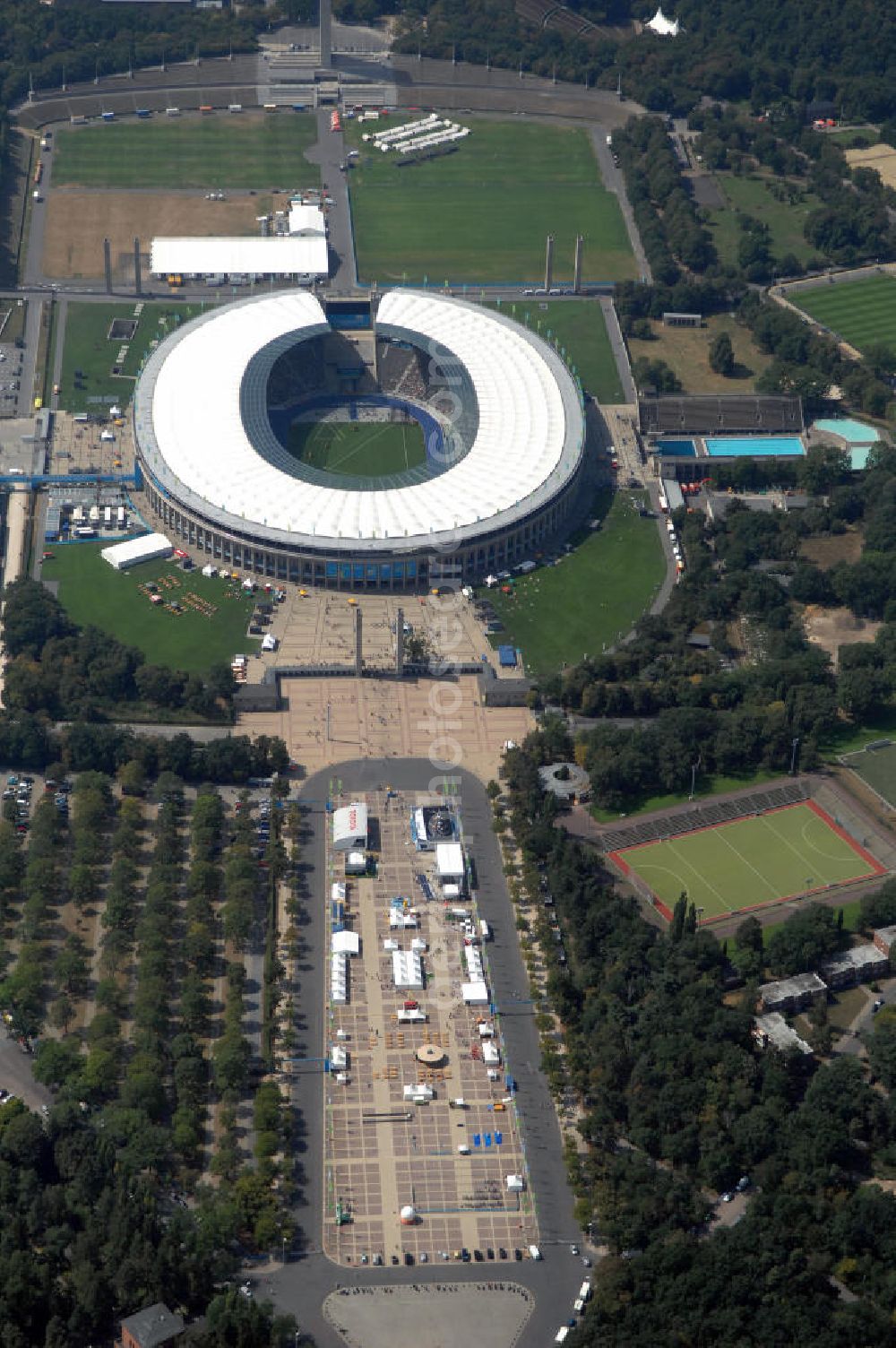 Aerial image Berlin - Blick auf das Berliner Olympiastadion, am Tag der Eröffnung der Leichtathletik WM 2009. Vom 15. bis 23. August 2009 findet in Berlin das weltgrößte Sportevent des Jahres 2009 statt - die Leichtathletik Weltmeisterschaft. Rund 1.800 Top-Athleten aus den 213 Mitgliedsverbänden des Weltverbandes IAAF treten im Kampf um die Medaillen in 47 Disziplinen im Berliner Olympiastadion an.