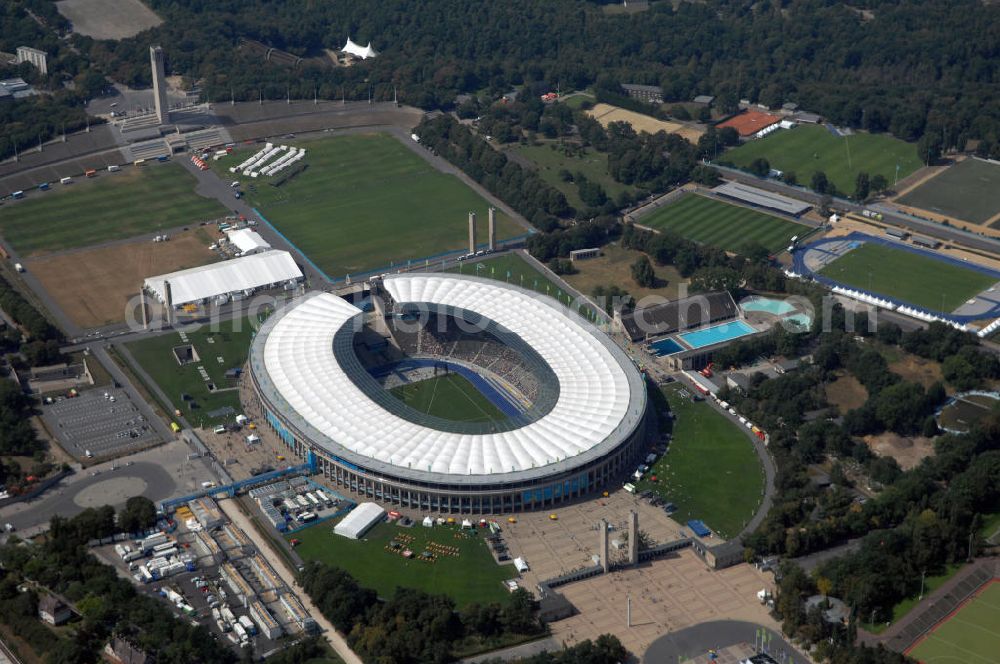 Aerial photograph Berlin - Blick auf das Berliner Olympiastadion, am Tag der Eröffnung der Leichtathletik WM 2009. Vom 15. bis 23. August 2009 findet in Berlin das weltgrößte Sportevent des Jahres 2009 statt - die Leichtathletik Weltmeisterschaft. Rund 1.800 Top-Athleten aus den 213 Mitgliedsverbänden des Weltverbandes IAAF treten im Kampf um die Medaillen in 47 Disziplinen im Berliner Olympiastadion an.