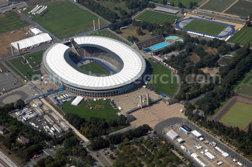 Berlin from above - Blick auf das Berliner Olympiastadion, am Tag der Eröffnung der Leichtathletik WM 2009. Vom 15. bis 23. August 2009 findet in Berlin das weltgrößte Sportevent des Jahres 2009 statt - die Leichtathletik Weltmeisterschaft. Rund 1.800 Top-Athleten aus den 213 Mitgliedsverbänden des Weltverbandes IAAF treten im Kampf um die Medaillen in 47 Disziplinen im Berliner Olympiastadion an.