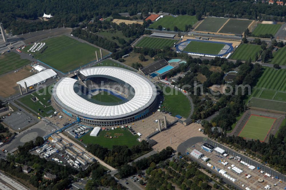 Berlin from the bird's eye view: Blick auf das Berliner Olympiastadion, am Tag der Eröffnung der Leichtathletik WM 2009. Vom 15. bis 23. August 2009 findet in Berlin das weltgrößte Sportevent des Jahres 2009 statt - die Leichtathletik Weltmeisterschaft. Rund 1.800 Top-Athleten aus den 213 Mitgliedsverbänden des Weltverbandes IAAF treten im Kampf um die Medaillen in 47 Disziplinen im Berliner Olympiastadion an.