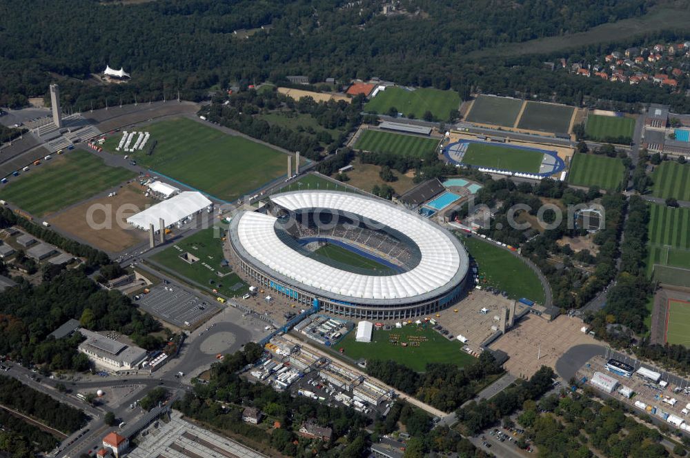 Aerial image Berlin - Blick auf das Berliner Olympiastadion, am Tag der Eröffnung der Leichtathletik WM 2009. Vom 15. bis 23. August 2009 findet in Berlin das weltgrößte Sportevent des Jahres 2009 statt - die Leichtathletik Weltmeisterschaft. Rund 1.800 Top-Athleten aus den 213 Mitgliedsverbänden des Weltverbandes IAAF treten im Kampf um die Medaillen in 47 Disziplinen im Berliner Olympiastadion an.