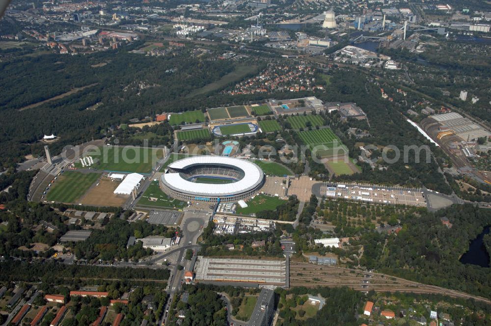 Aerial photograph Berlin - Blick auf das Berliner Olympiastadion, am Tag der Eröffnung der Leichtathletik WM 2009. Vom 15. bis 23. August 2009 findet in Berlin das weltgrößte Sportevent des Jahres 2009 statt - die Leichtathletik Weltmeisterschaft. Rund 1.800 Top-Athleten aus den 213 Mitgliedsverbänden des Weltverbandes IAAF treten im Kampf um die Medaillen in 47 Disziplinen im Berliner Olympiastadion an.