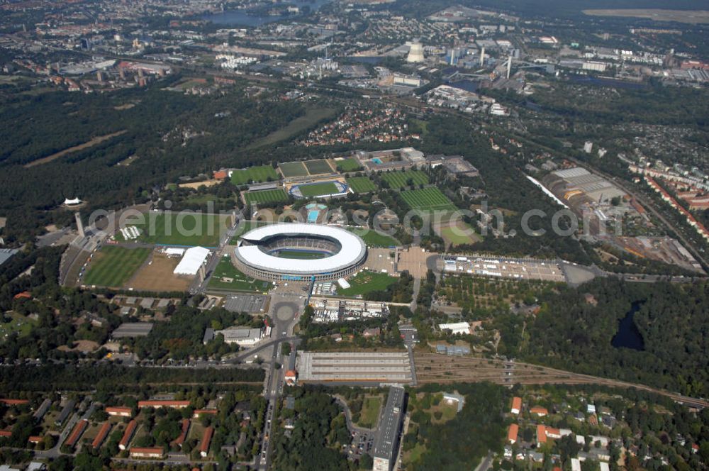 Berlin from above - Blick auf das Berliner Olympiastadion, am Tag der Eröffnung der Leichtathletik WM 2009. Vom 15. bis 23. August 2009 findet in Berlin das weltgrößte Sportevent des Jahres 2009 statt - die Leichtathletik Weltmeisterschaft. Rund 1.800 Top-Athleten aus den 213 Mitgliedsverbänden des Weltverbandes IAAF treten im Kampf um die Medaillen in 47 Disziplinen im Berliner Olympiastadion an.