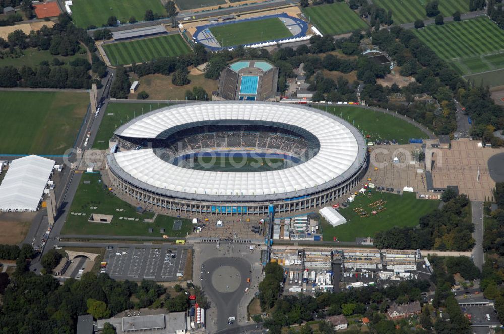 Berlin from the bird's eye view: Blick auf das Berliner Olympiastadion, am Tag der Eröffnung der Leichtathletik WM 2009. Vom 15. bis 23. August 2009 findet in Berlin das weltgrößte Sportevent des Jahres 2009 statt - die Leichtathletik Weltmeisterschaft. Rund 1.800 Top-Athleten aus den 213 Mitgliedsverbänden des Weltverbandes IAAF treten im Kampf um die Medaillen in 47 Disziplinen im Berliner Olympiastadion an.