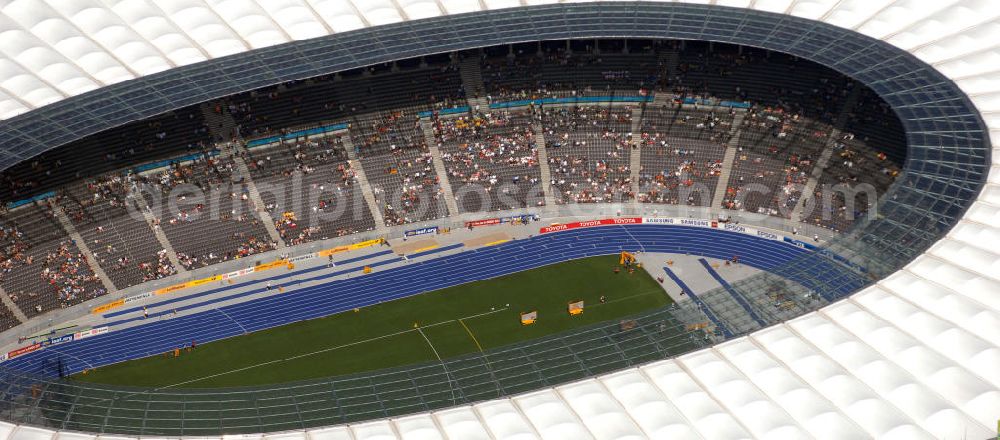 Berlin from above - Blick auf das Berliner Olympiastadion, am Tag der Eröffnung der Leichtathletik WM 2009. Vom 15. bis 23. August 2009 findet in Berlin das weltgrößte Sportevent des Jahres 2009 statt - die Leichtathletik Weltmeisterschaft. Rund 1.800 Top-Athleten aus den 213 Mitgliedsverbänden des Weltverbandes IAAF treten im Kampf um die Medaillen in 47 Disziplinen im Berliner Olympiastadion an.