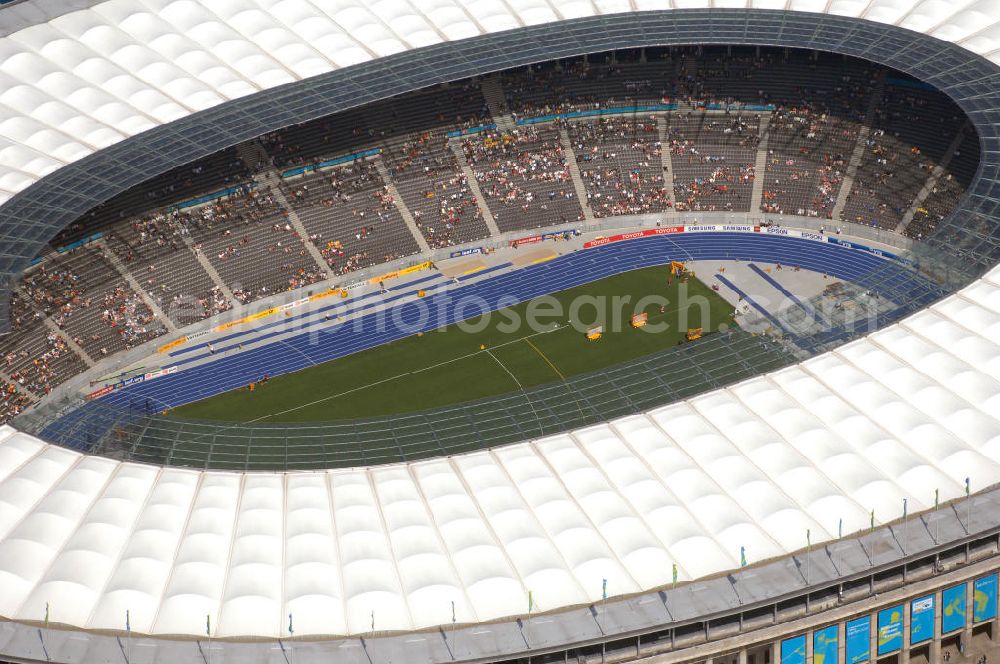 Berlin from the bird's eye view: Blick auf das Berliner Olympiastadion, am Tag der Eröffnung der Leichtathletik WM 2009. Vom 15. bis 23. August 2009 findet in Berlin das weltgrößte Sportevent des Jahres 2009 statt - die Leichtathletik Weltmeisterschaft. Rund 1.800 Top-Athleten aus den 213 Mitgliedsverbänden des Weltverbandes IAAF treten im Kampf um die Medaillen in 47 Disziplinen im Berliner Olympiastadion an.