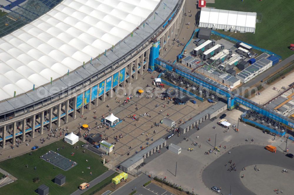 Aerial photograph Berlin - Blick auf das Berliner Olympiastadion, am Tag der Eröffnung der Leichtathletik WM 2009. Vom 15. bis 23. August 2009 findet in Berlin das weltgrößte Sportevent des Jahres 2009 statt - die Leichtathletik Weltmeisterschaft. Rund 1.800 Top-Athleten aus den 213 Mitgliedsverbänden des Weltverbandes IAAF treten im Kampf um die Medaillen in 47 Disziplinen im Berliner Olympiastadion an.