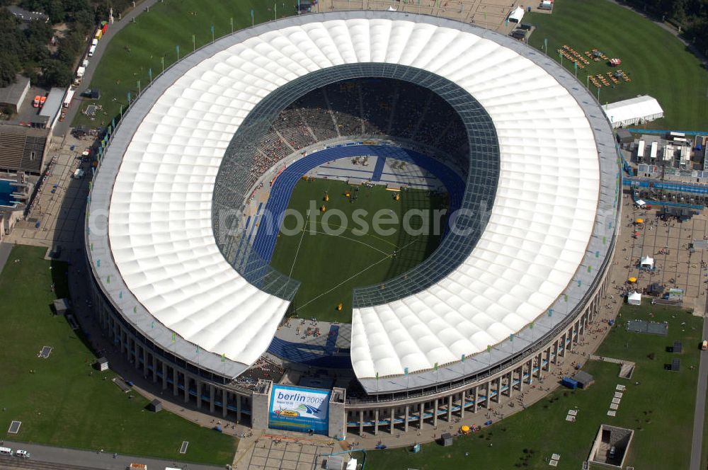 Berlin from above - Blick auf das Berliner Olympiastadion, am Tag der Eröffnung der Leichtathletik WM 2009. Vom 15. bis 23. August 2009 findet in Berlin das weltgrößte Sportevent des Jahres 2009 statt - die Leichtathletik Weltmeisterschaft. Rund 1.800 Top-Athleten aus den 213 Mitgliedsverbänden des Weltverbandes IAAF treten im Kampf um die Medaillen in 47 Disziplinen im Berliner Olympiastadion an.