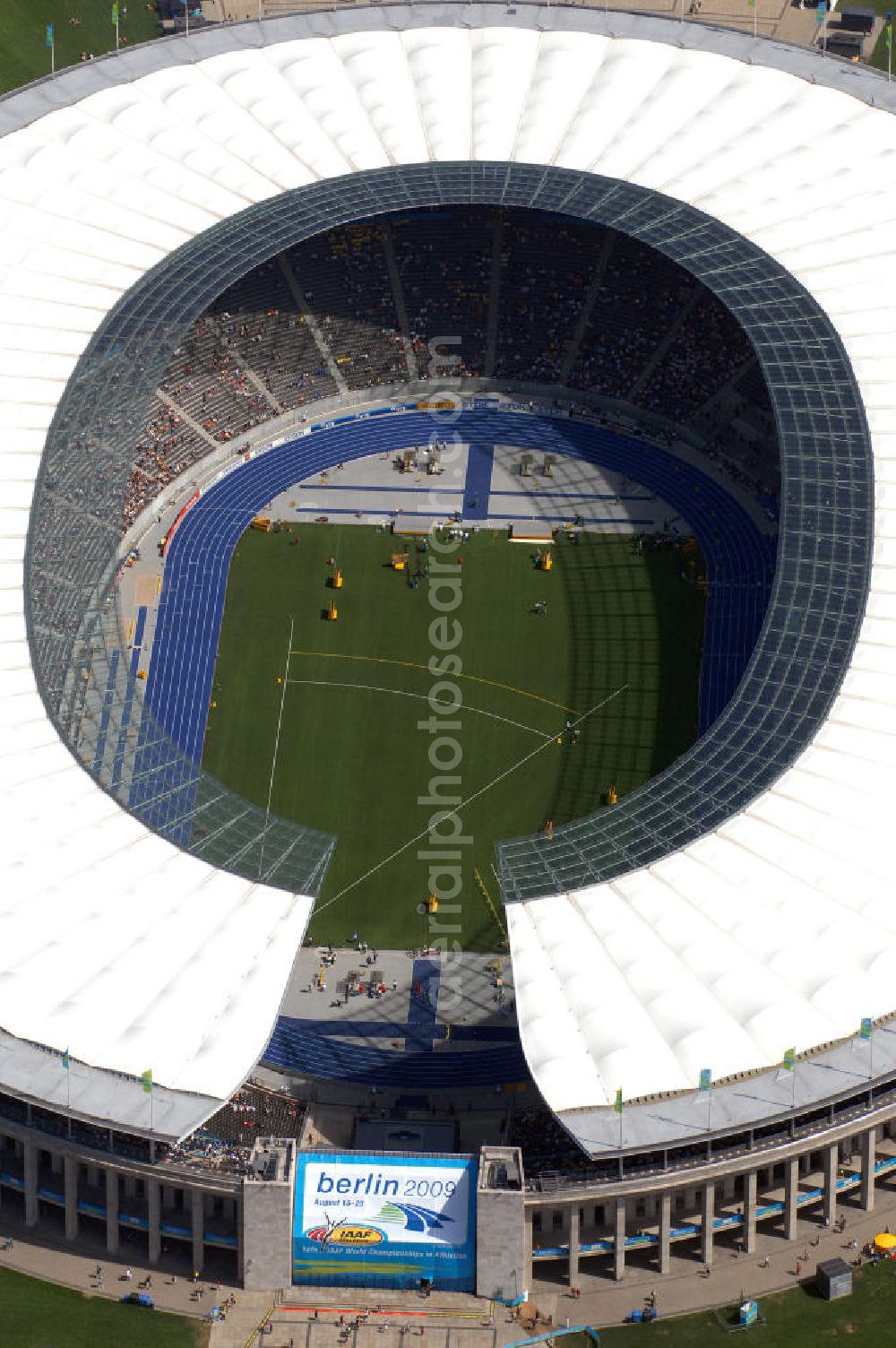 Berlin from the bird's eye view: Blick auf das Berliner Olympiastadion, am Tag der Eröffnung der Leichtathletik WM 2009. Vom 15. bis 23. August 2009 findet in Berlin das weltgrößte Sportevent des Jahres 2009 statt - die Leichtathletik Weltmeisterschaft. Rund 1.800 Top-Athleten aus den 213 Mitgliedsverbänden des Weltverbandes IAAF treten im Kampf um die Medaillen in 47 Disziplinen im Berliner Olympiastadion an.