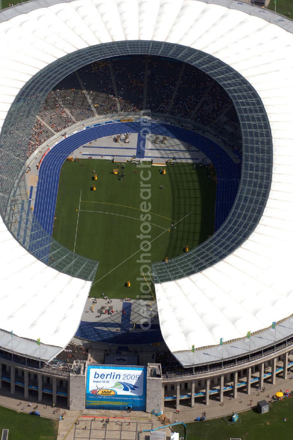 Aerial image Berlin - Blick auf das Berliner Olympiastadion, am Tag der Eröffnung der Leichtathletik WM 2009. Vom 15. bis 23. August 2009 findet in Berlin das weltgrößte Sportevent des Jahres 2009 statt - die Leichtathletik Weltmeisterschaft. Rund 1.800 Top-Athleten aus den 213 Mitgliedsverbänden des Weltverbandes IAAF treten im Kampf um die Medaillen in 47 Disziplinen im Berliner Olympiastadion an.