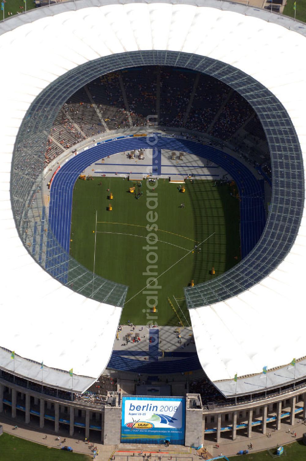 Aerial photograph Berlin - Blick auf das Berliner Olympiastadion, am Tag der Eröffnung der Leichtathletik WM 2009. Vom 15. bis 23. August 2009 findet in Berlin das weltgrößte Sportevent des Jahres 2009 statt - die Leichtathletik Weltmeisterschaft. Rund 1.800 Top-Athleten aus den 213 Mitgliedsverbänden des Weltverbandes IAAF treten im Kampf um die Medaillen in 47 Disziplinen im Berliner Olympiastadion an.