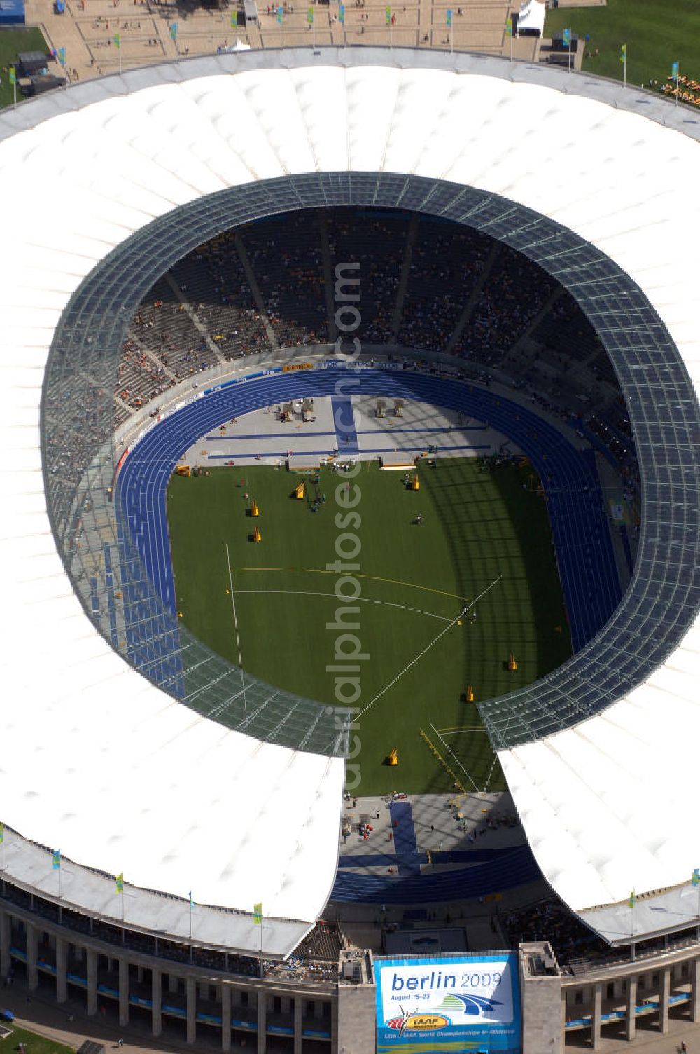 Berlin from above - Blick auf das Berliner Olympiastadion, am Tag der Eröffnung der Leichtathletik WM 2009. Vom 15. bis 23. August 2009 findet in Berlin das weltgrößte Sportevent des Jahres 2009 statt - die Leichtathletik Weltmeisterschaft. Rund 1.800 Top-Athleten aus den 213 Mitgliedsverbänden des Weltverbandes IAAF treten im Kampf um die Medaillen in 47 Disziplinen im Berliner Olympiastadion an.