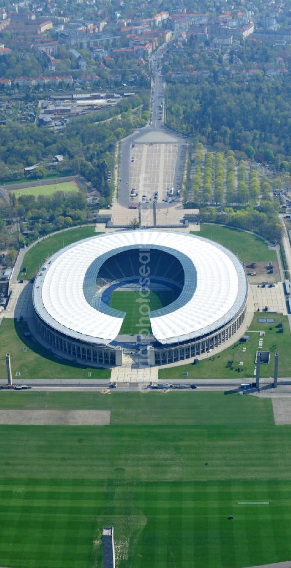 Aerial photograph Berlin - Areal des Berliner Olypiastadions auf dem Olymiapark Berlin. View the Berlin Olympic stadium.