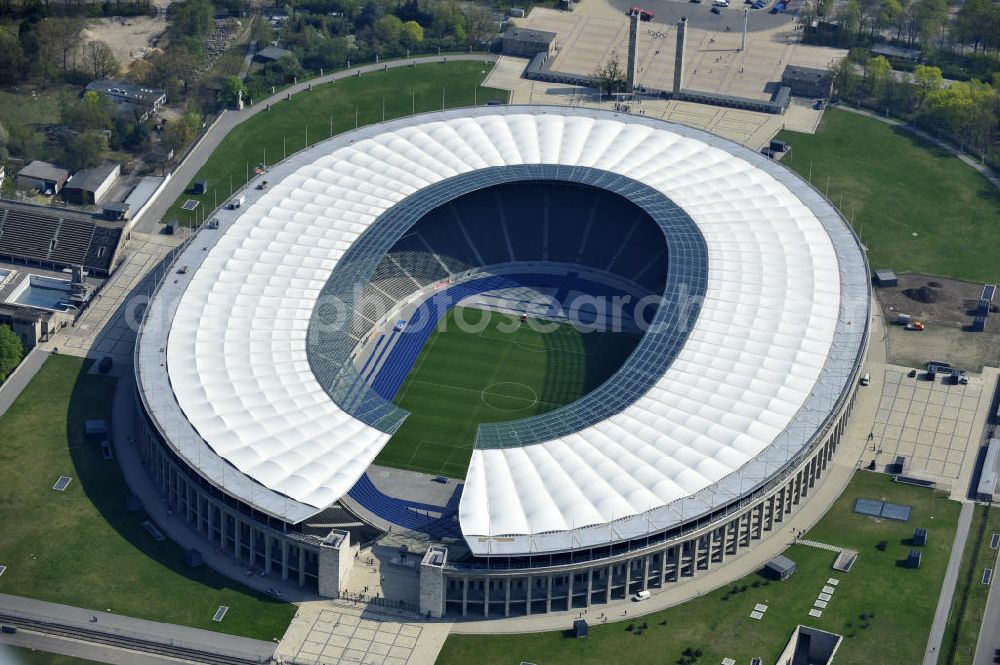 Aerial image Berlin - Areal des Berliner Olypiastadions auf dem Olymiapark Berlin. View the Berlin Olympic stadium.