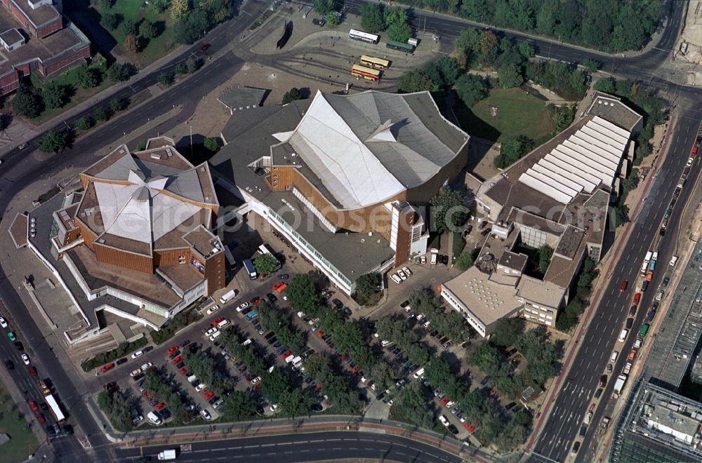 Aerial photograph Berlin - The Berliner Philharmonie and the Kammermusiksaal at the Kemper Platz in Berlin-Tiergarten. The architectural ensemble, which was built in the early 1960 years after the design of architect Hans Sharun, belongs to the Berlin cultural forum