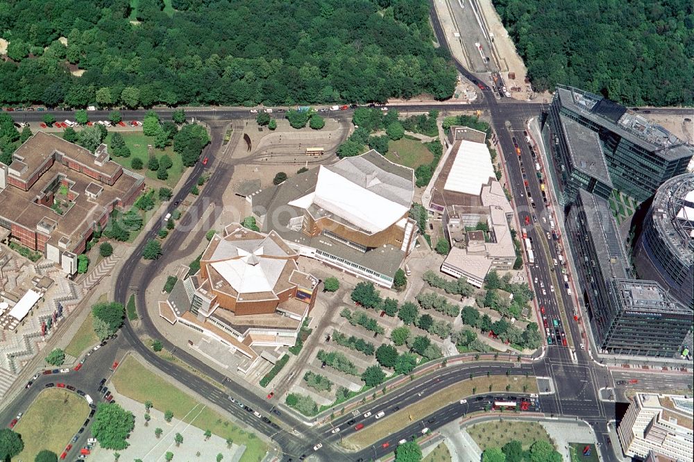 Aerial photograph Berlin - The Berliner Philharmonie and the Kammermusiksaal at the Kemper Platz in Berlin-Tiergarten. The architectural ensemble, which was built in the early 1960 years after the design of architect Hans Sharun, belongs to the Berlin cultural forum