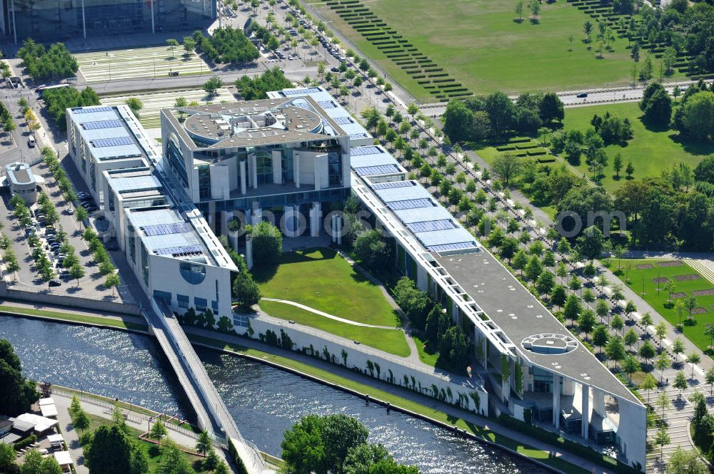 Aerial image Berlin - Blick auf das Bundeskanzleramt im Berliner Regierungsviertel am Reichstag. View of the Federal Chancellery in Berlin's government district around the Reichstag.