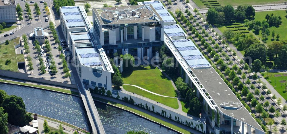 Aerial photograph Berlin - Blick auf das Bundeskanzleramt im Berliner Regierungsviertel am Reichstag. View of the Federal Chancellery in Berlin's government district around the Reichstag.