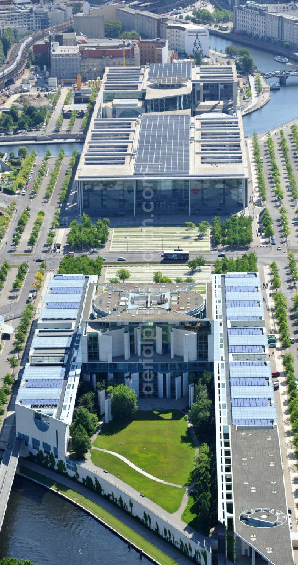 Berlin from the bird's eye view: Blick auf das Bundeskanzleramt im Berliner Regierungsviertel am Reichstag. View of the Federal Chancellery in Berlin's government district around the Reichstag.