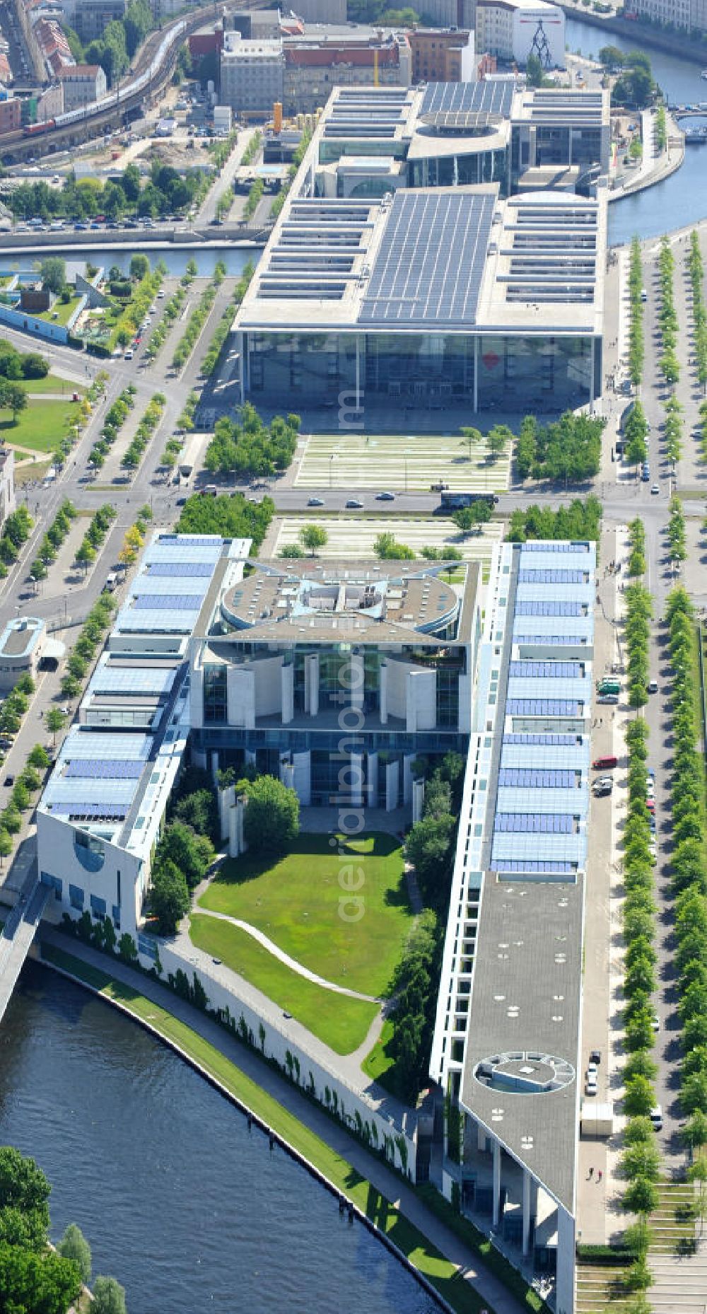 Aerial image Berlin - Blick auf das Bundeskanzleramt im Berliner Regierungsviertel am Reichstag. View of the Federal Chancellery in Berlin's government district around the Reichstag.