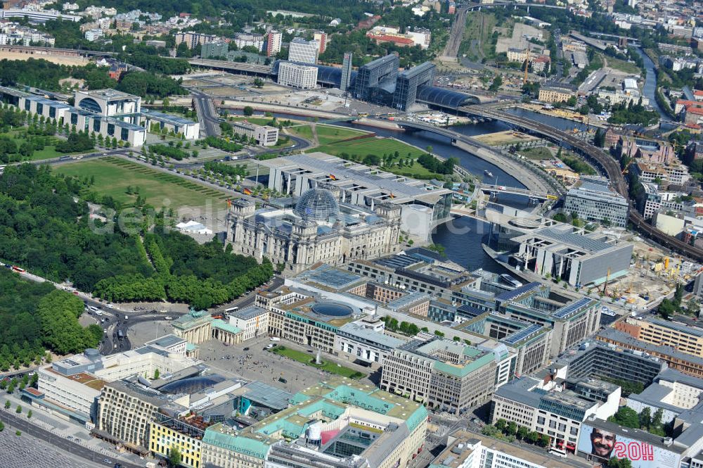 Berlin from above - Stadtansicht vom Areal am Brandenburger Tor , Reichstag und Bundeskanzleramt im Regierungsviertel auf dem Spreebogen in Mitte - Tiergarten in Berlin. City View from the area at the Brandenburg Gate, Reichstag and the Chancellery in the government district on the Spreebogen in Mitte - Tiergarten in Berlin.