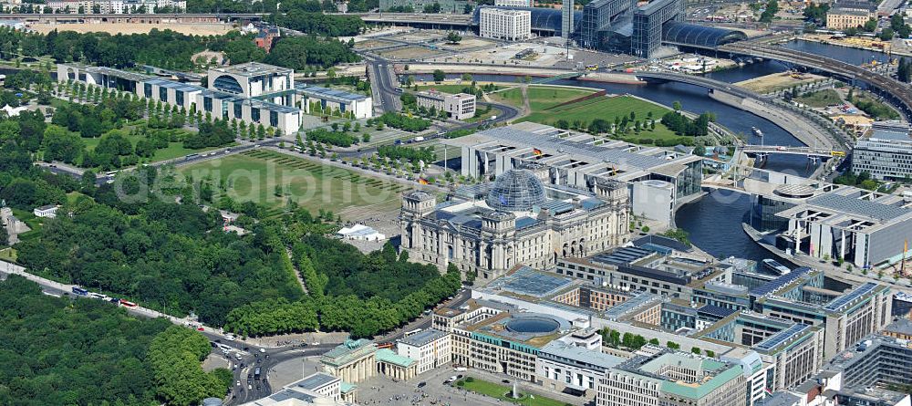 Berlin from the bird's eye view: Stadtansicht vom Areal am Brandenburger Tor , Reichstag und Bundeskanzleramt im Regierungsviertel auf dem Spreebogen in Mitte - Tiergarten in Berlin. City View from the area at the Brandenburg Gate, Reichstag and the Chancellery in the government district on the Spreebogen in Mitte - Tiergarten in Berlin.