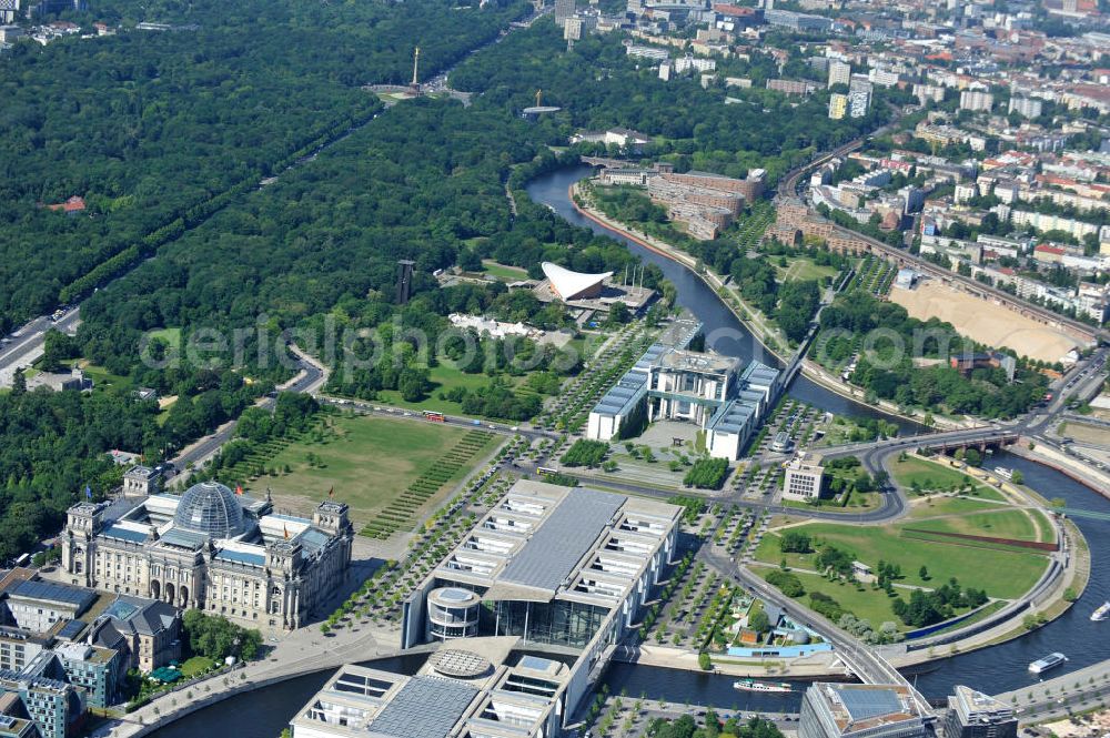 Aerial photograph Berlin - Stadtansicht vom Areal am Brandenburger Tor , Reichstag und Bundeskanzleramt im Regierungsviertel auf dem Spreebogen in Mitte - Tiergarten in Berlin. City View from the area at the Brandenburg Gate, Reichstag and the Chancellery in the government district on the Spreebogen in Mitte - Tiergarten in Berlin.