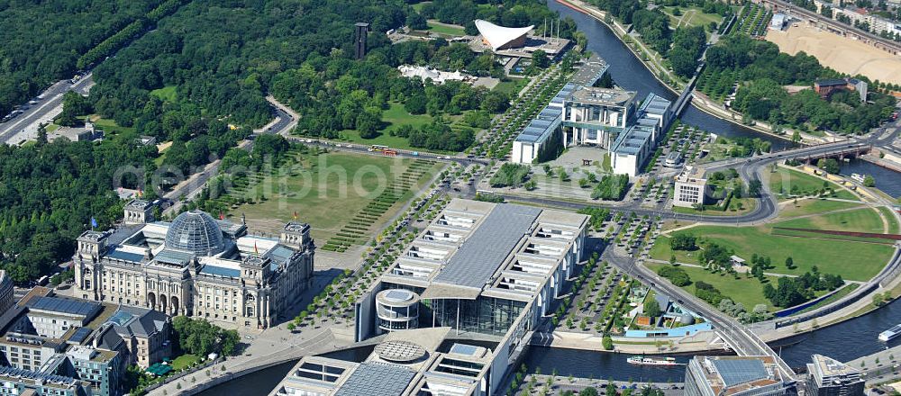 Berlin from above - Stadtansicht vom Areal am Brandenburger Tor , Reichstag und Bundeskanzleramt im Regierungsviertel auf dem Spreebogen in Mitte - Tiergarten in Berlin. City View from the area at the Brandenburg Gate, Reichstag and the Chancellery in the government district on the Spreebogen in Mitte - Tiergarten in Berlin.