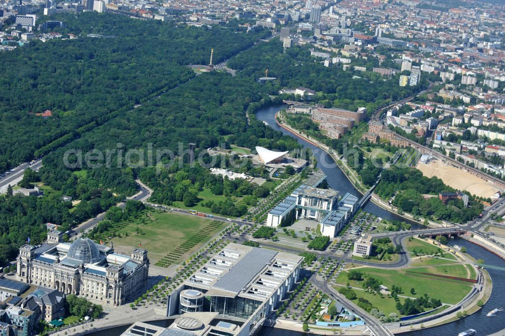 Berlin from the bird's eye view: Stadtansicht vom Areal am Brandenburger Tor , Reichstag und Bundeskanzleramt im Regierungsviertel auf dem Spreebogen in Mitte - Tiergarten in Berlin. City View from the area at the Brandenburg Gate, Reichstag and the Chancellery in the government district on the Spreebogen in Mitte - Tiergarten in Berlin.