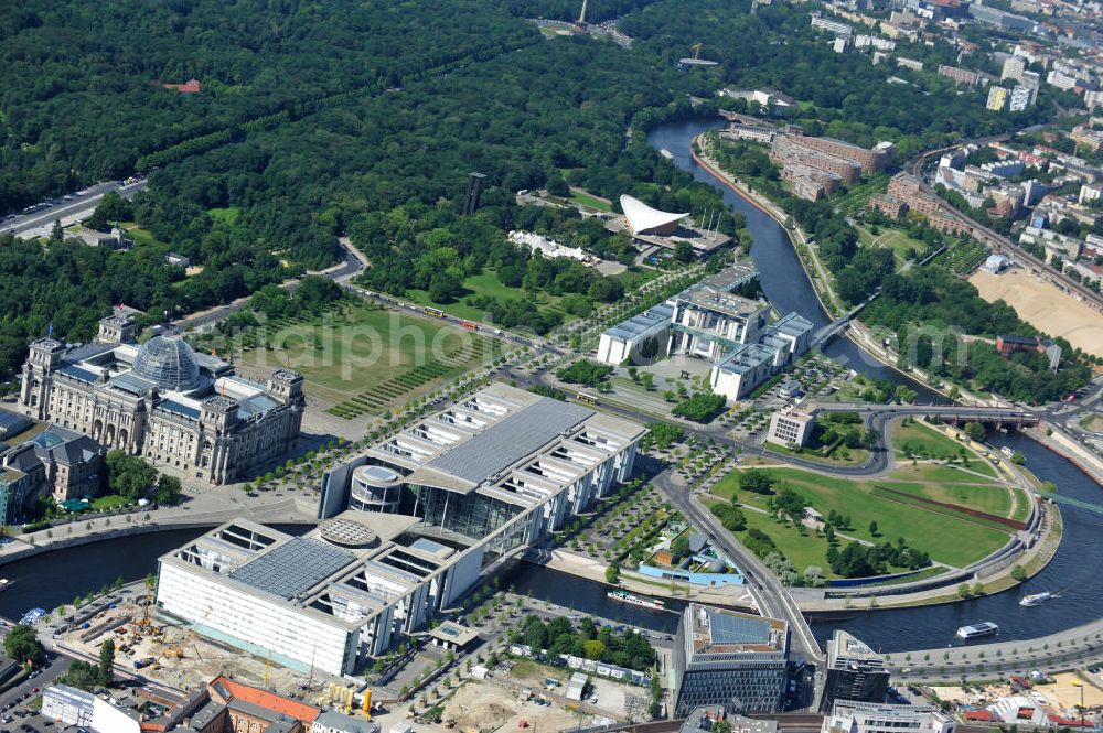 Aerial photograph Berlin - Stadtansicht vom Areal am Brandenburger Tor , Reichstag und Bundeskanzleramt im Regierungsviertel auf dem Spreebogen in Mitte - Tiergarten in Berlin. City View from the area at the Brandenburg Gate, Reichstag and the Chancellery in the government district on the Spreebogen in Mitte - Tiergarten in Berlin.