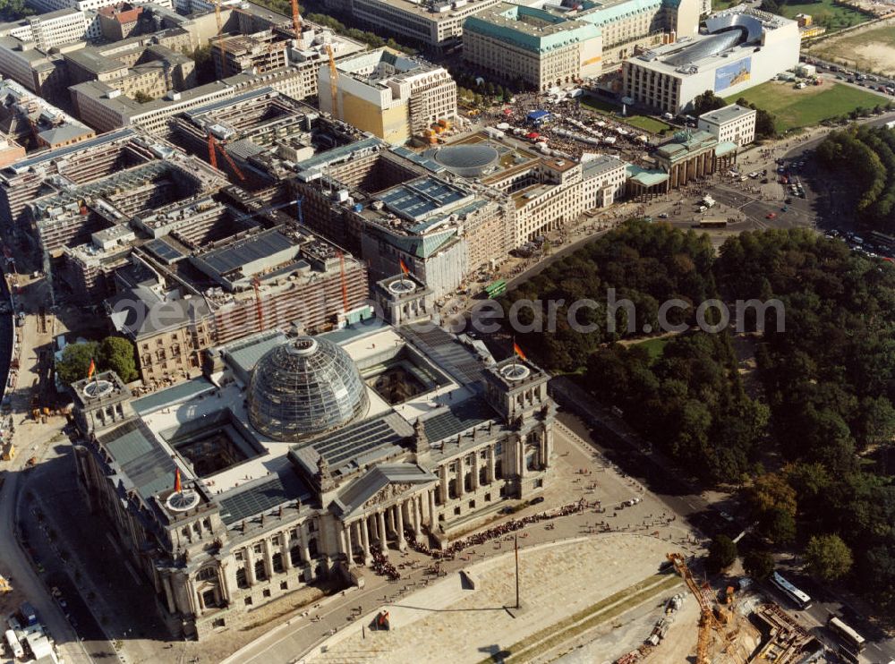 Berlin from the bird's eye view: Blick auf die Kuppel des Berliner Reichstags / Bundestags am Platz der Republik 1 in Berlin-Mitte. Mit im Bild das Brandenburger Tor am Platz des 18. März bzw. am Pariser Platz.