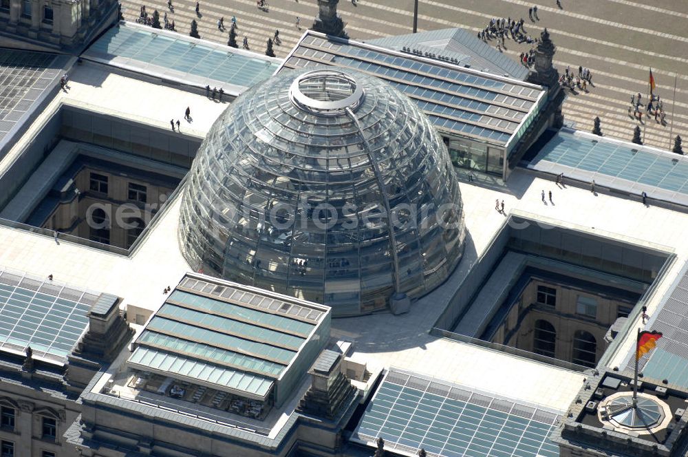 Berlin from above - Blick auf die Kuppel des Berliner Reichstag / Bundestag im Regierungsviertel am Spreebogen. Adresse: Platz der Republik 1, 11011 Berlin; Tel.: 030/ 22732152