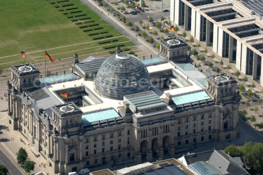 Berlin from the bird's eye view: Blick auf die Kuppel des Berliner Reichstag / Bundestag im Regierungsviertel am Spreebogen. Adresse: Platz der Republik 1, 11011 Berlin; Tel.: 030/ 22732152