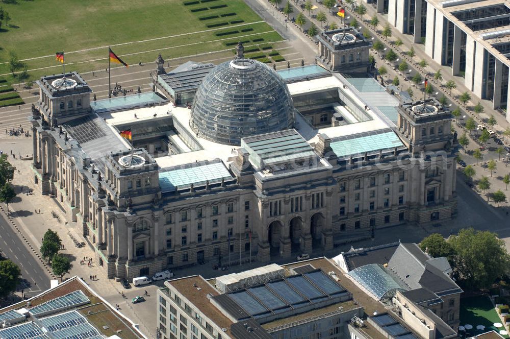 Aerial image Berlin - Blick auf die Kuppel des Berliner Reichstag / Bundestag im Regierungsviertel am Spreebogen. Adresse: Platz der Republik 1, 11011 Berlin; Tel.: 030/ 22732152